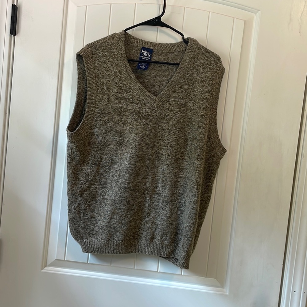 Men’s brown sweater vest